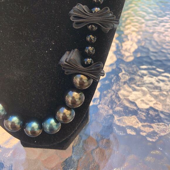 Vintage Women's Black Faux Pearl Necklace with Interspersed Dark Fabric Bows - Picture 2 of 6